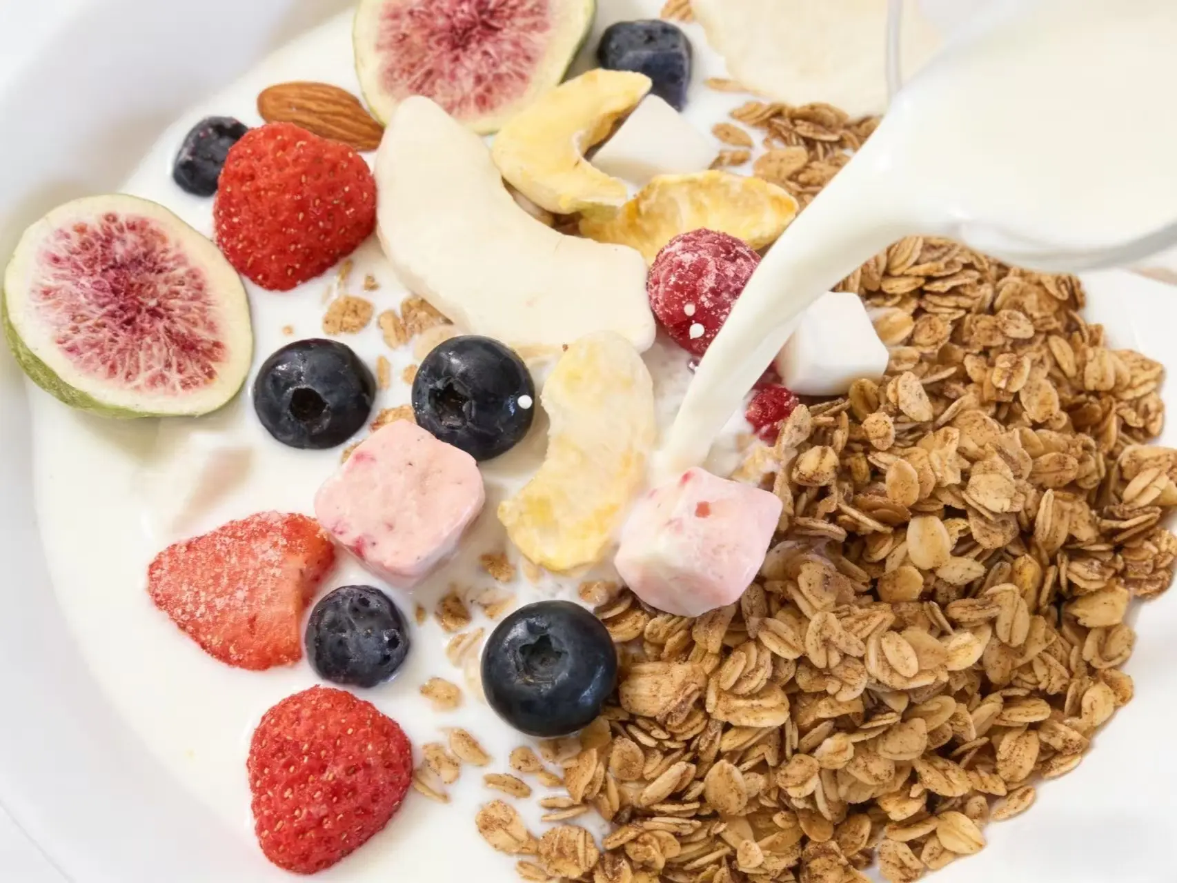 Cinnamon Flavor Granola with Delicious  Crunchy Freeze-Dried Fruits, Strawberries, Figs, Blueberries, Mangos, Peaches, Apples,  almonds, Coconut Flakes, Dried Yogurt Bites⋯⋯