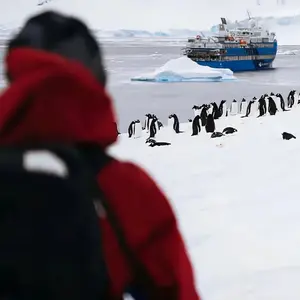 Fashionable hat shop logo