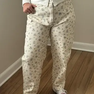 BLUE FLORAL PRINT BARREL JEANS BLUE FLORAL PRINT BARREL JEANS