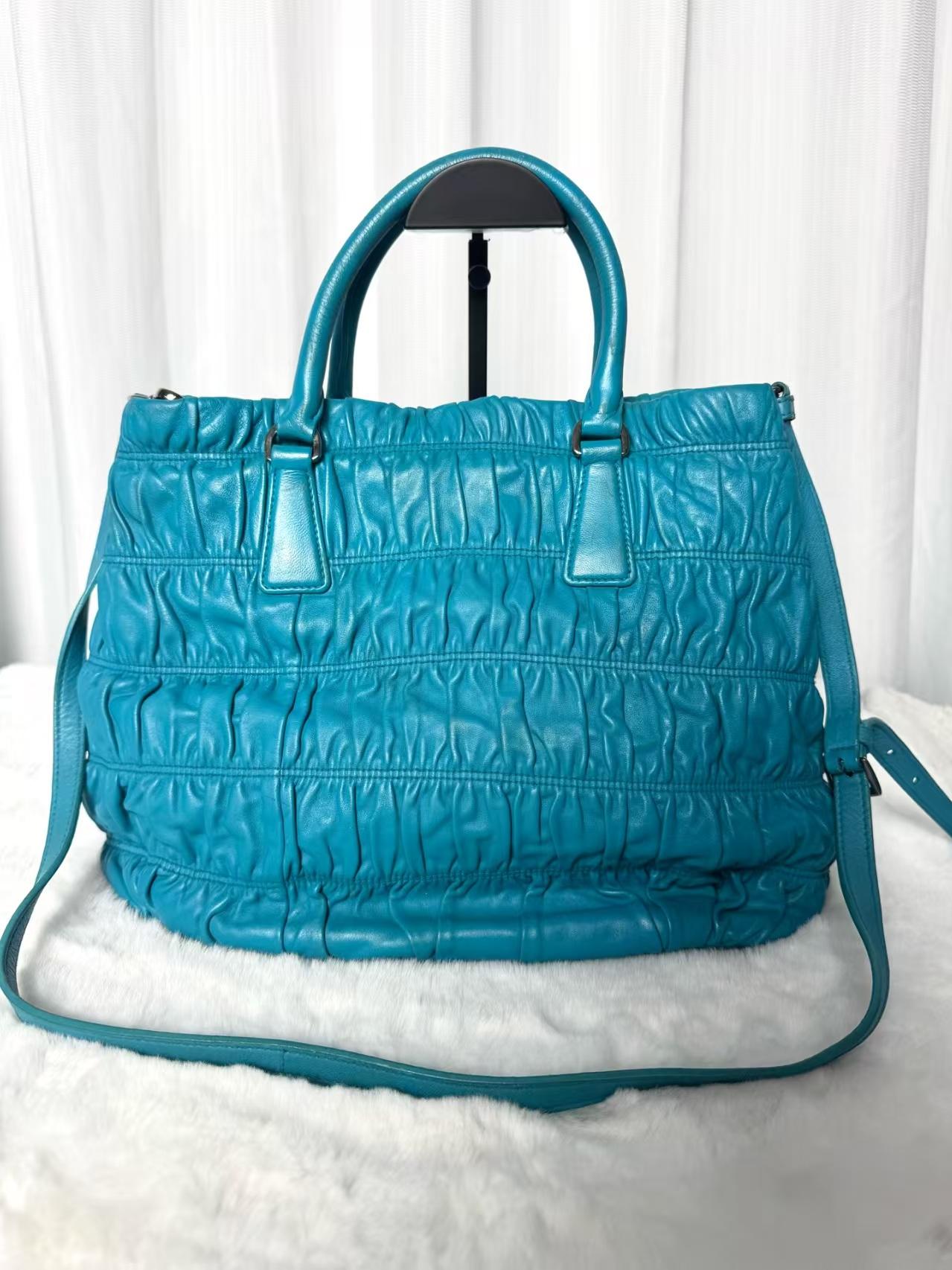 Pre-owned PRADA Blue Wrinkled Leather Shoulder Bag|20252271
