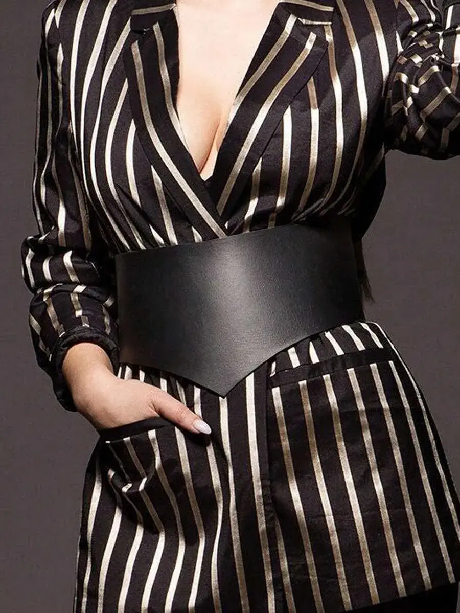 Elegant Striped Blazer with Bold Black Belt - Perfect for Professional Looks and Stylish Outfits