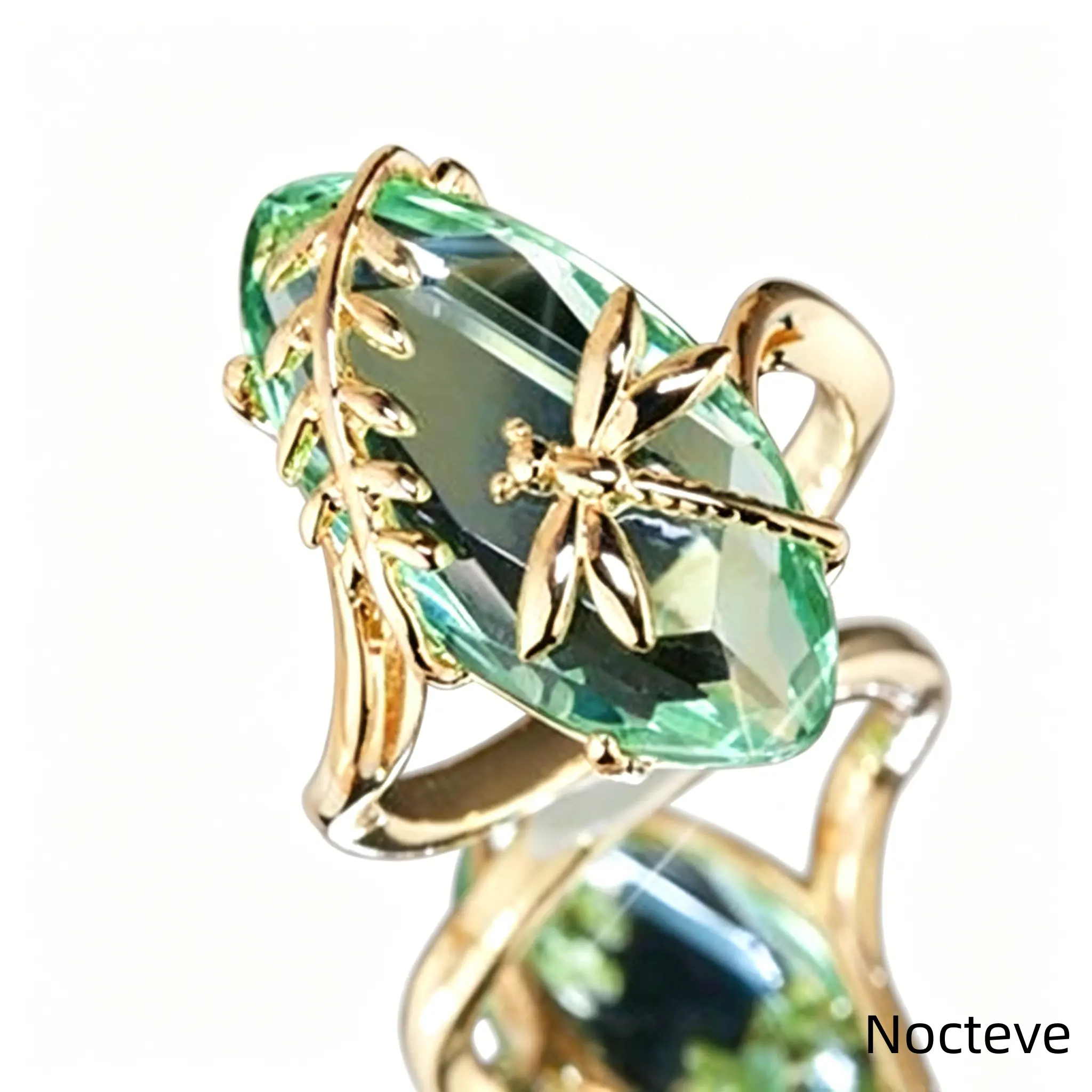 Women’s Delicate Pond Dragonfly Sculpted Statement Finger Ring, Smooth Polished 18K Gold-Tone Alloy Open Band Inlaid with Soft Olive Green Simulated Decorative Stones, Lightweight Adjustable Jewelry for Spring Garden Styling, Daily Casual
