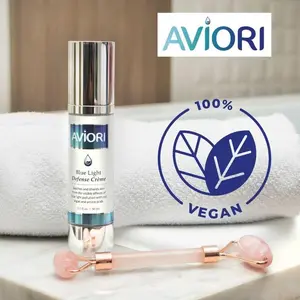 Blue Light Defense Crème: A vegan moisturizer that does what it says! Protect your skin against stress caused by blue light with a unique blend of microalgae and amino acids, and keep your skin hydrated and nourished.