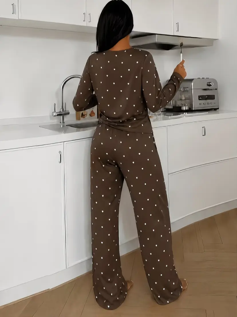Women's pajamas and homewear set, a casual pajama set for spring, summer, and autumn, comfortable pajamas and homewear set, suitable for daily use, heart-themed pajama set, featuring a loose round-neck long-sleeved top and elastic-waisted trousers.