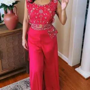 + The Gulaabi Suit - Timeless Elegance in Pink Introducing our Gulaabi Suit, a classic Punjabi set that blends tradition with modern elegance. This stunning three-piece outfit includes the kurta (top), matching bottoms, and a beautifully crafted dupatta: