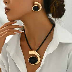 Set Of 3 Trendy And Creative Autumn/winter Fashion Exaggerated Large Necklace Pendant And Earrings Set That Matches Well With The Collarbone, European And American Style.