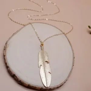Fashionable long feather necklace for everyday wear