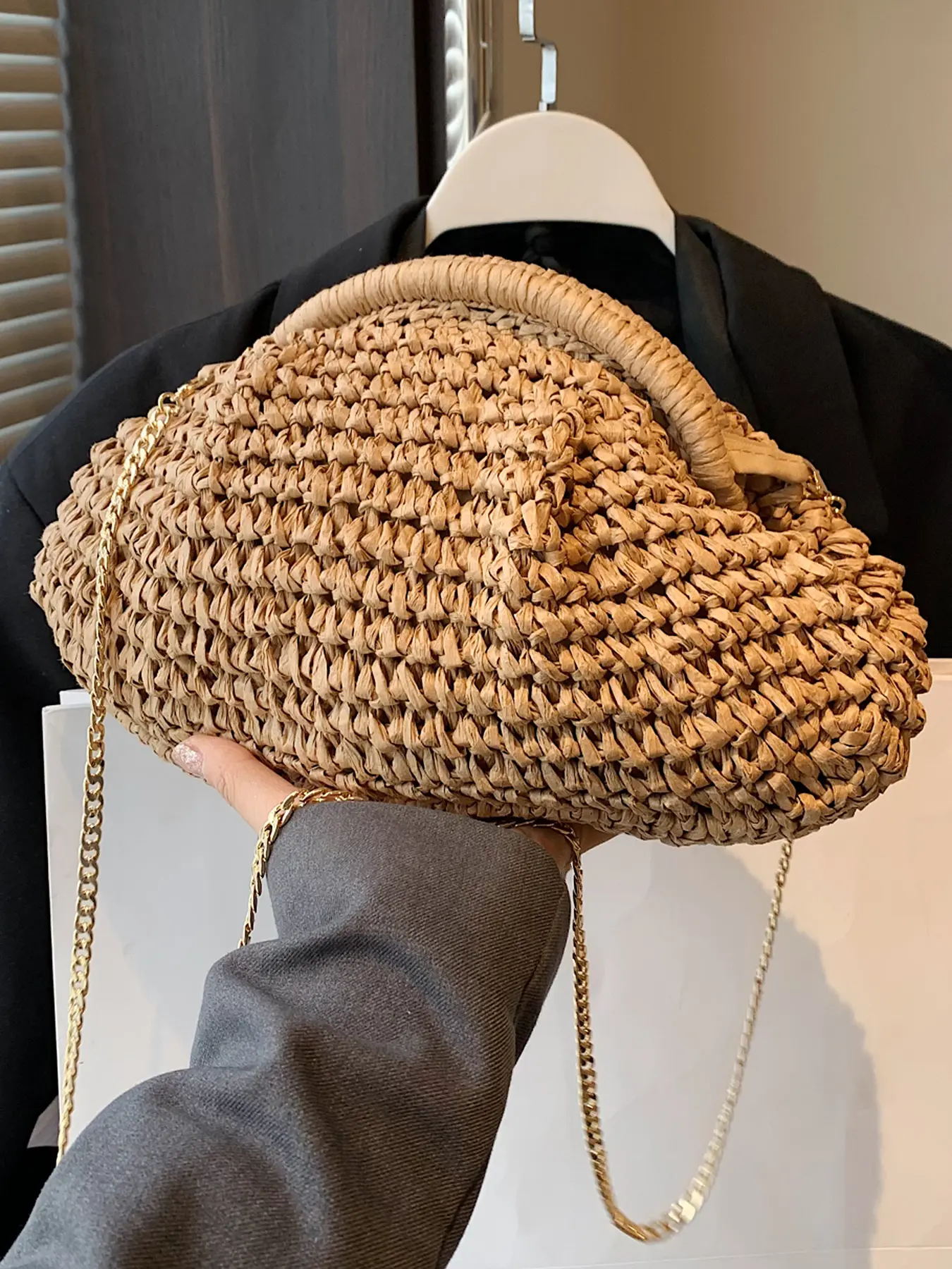 Straw chain crossbody bag, retro oval bag shape, holiday style woven bag, fashionable and versatile small shoulder bag, exquisite and versatile large capacity, suitable for shopping, afternoon tea, seaside vacation, etc., Casual crossbody bags