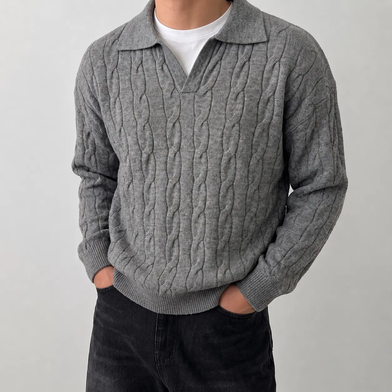 Vintage cable-knit men’s polo sweater, soft textured long sleeves with a V-notch neckline, suitable for everyday casual wear and business commuting.
