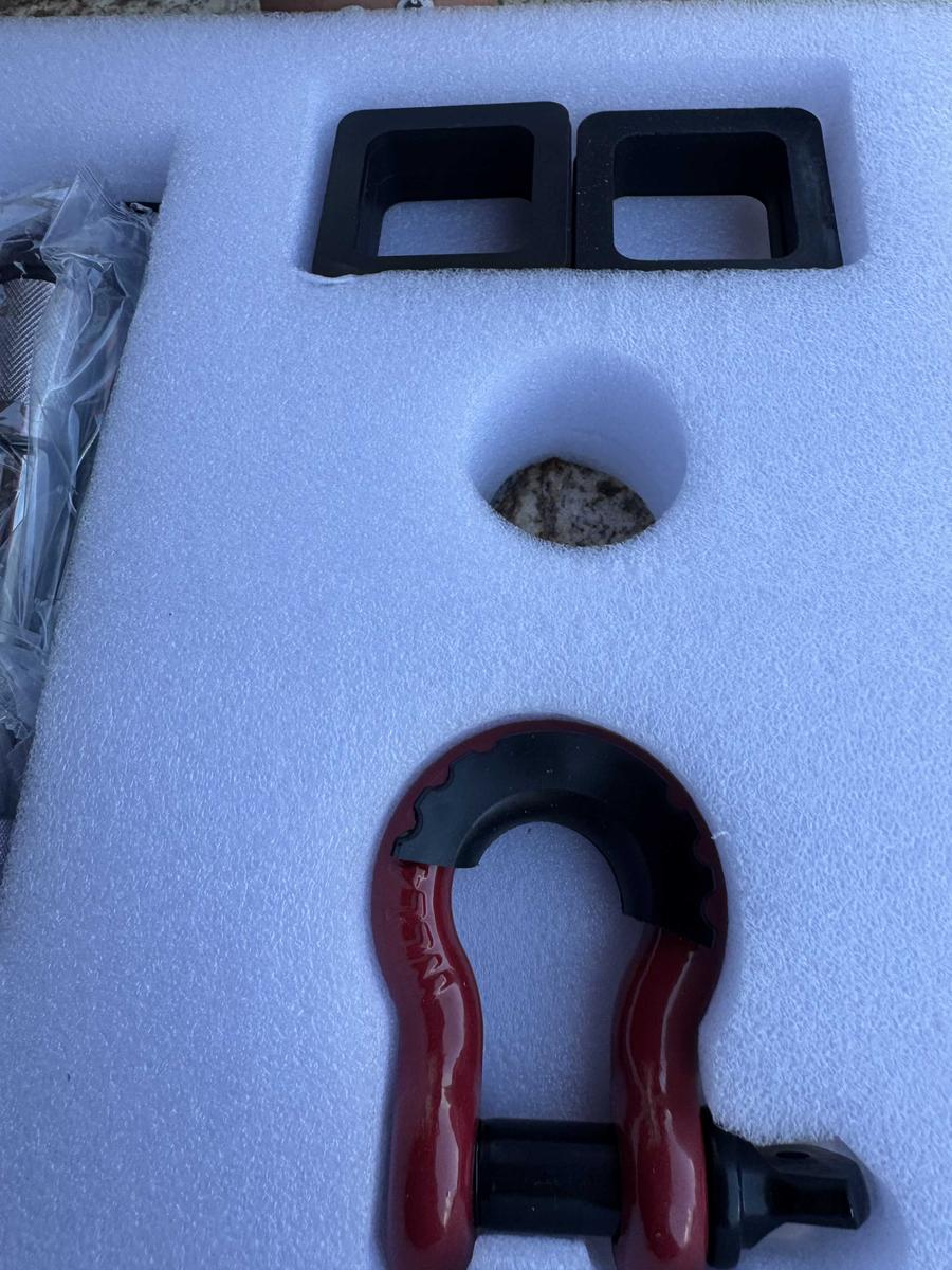 Item: Triple ball with Shackle