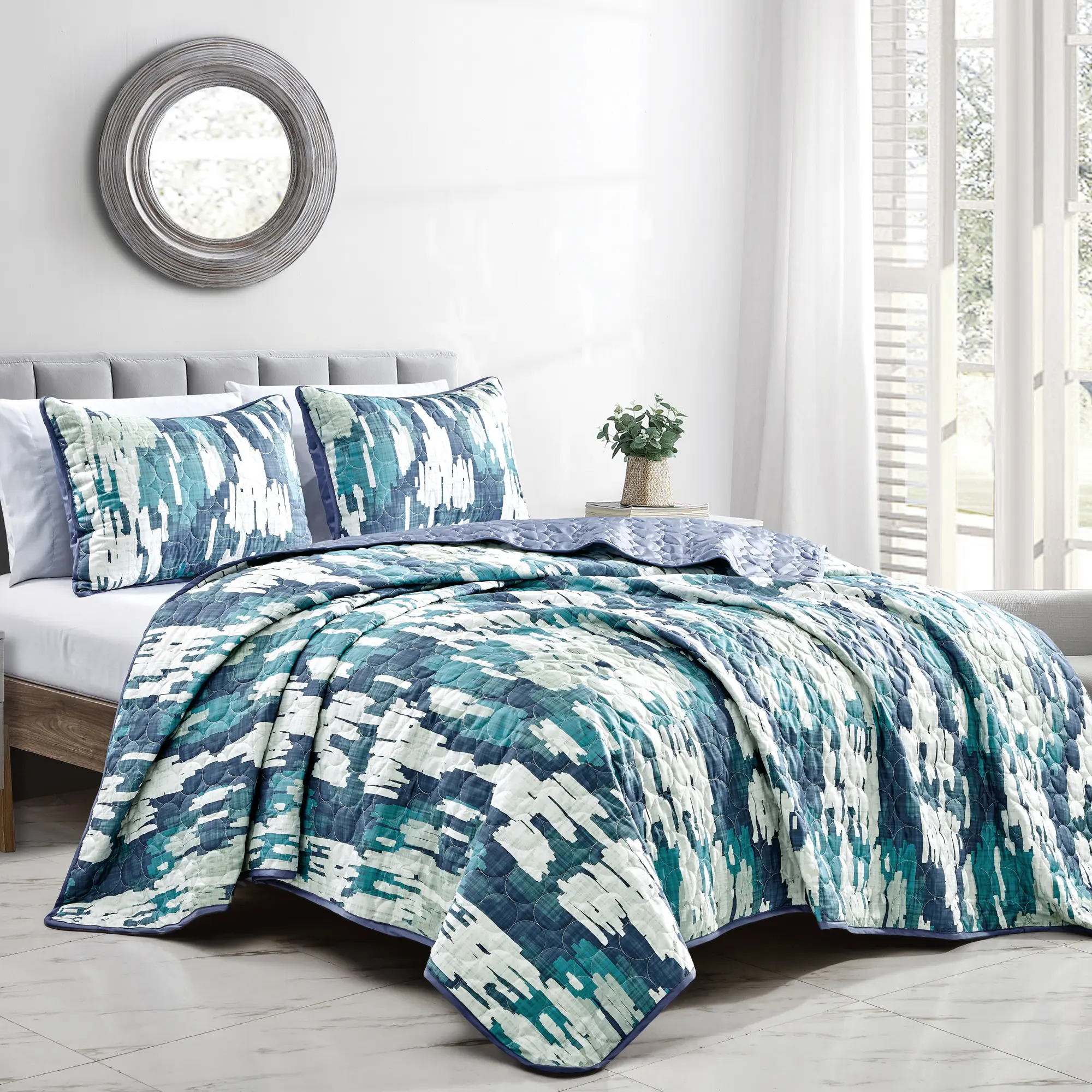 3-Piece White & Blue Abstract Reversible Quilt Set, Soft Bedding Collection for Bedroom Linens