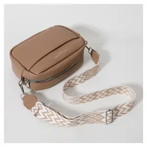 Wide shoulder strap bag, a must for travel, commuting and leisure, single shoulder outdoor travel, messenger bag, small square bag.