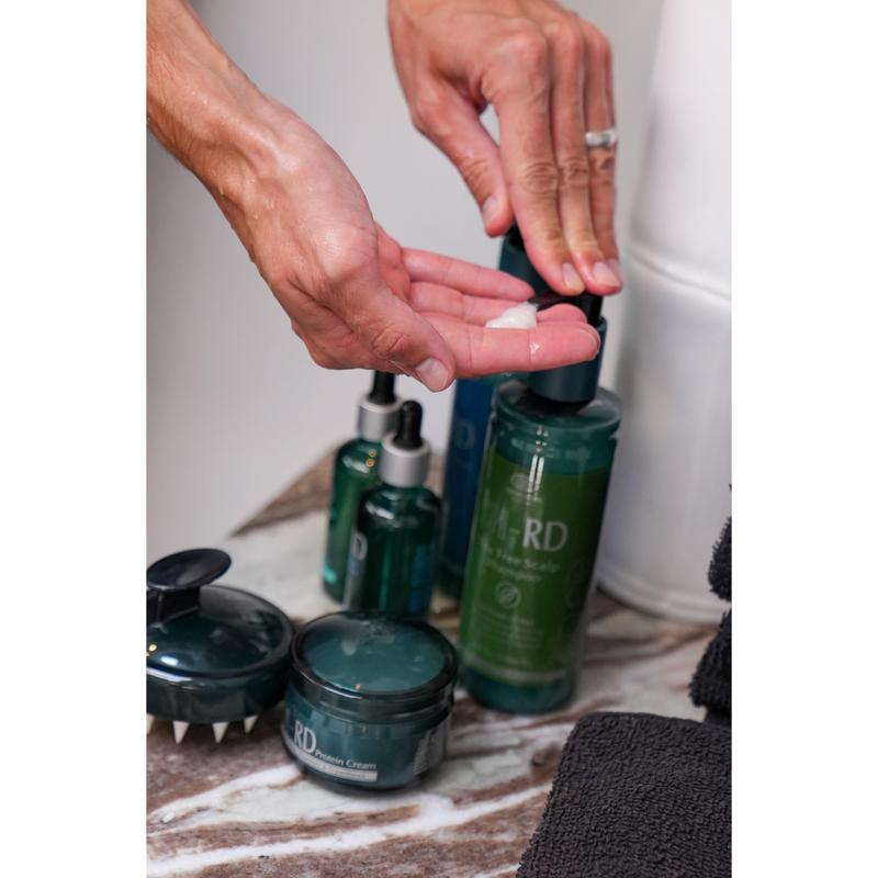 SH-RD Tea Tree Scalp Shampoo  (8.45oz/250ml)