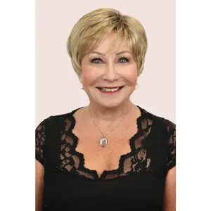 Kim w/ Roots (short wig)