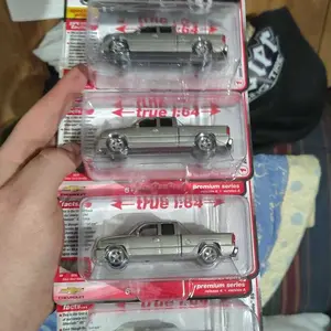 Auto World 1:64 - 2006 Chevy Silverado SS Truck (Extended Cab w/Fleetside Bed)