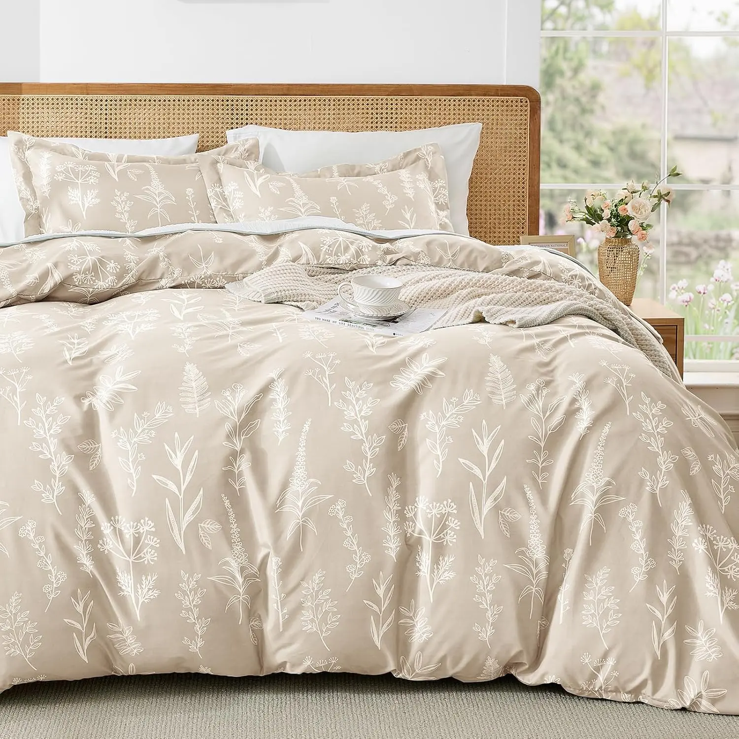 MUXHOMO 3-Piece Queen Size Bedding Sets, Lightweight Breathable Cooling Microfiber Duvet Cover (90"x90") with Reversible Beige Floral Prints, Zipper Closure, 4 Ties & 2 Pillow Cases, Fading-Resistant, Three Pieces