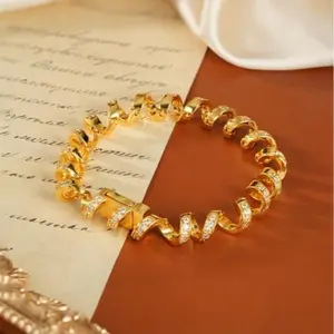 A fashionable accessory with a sense of design, flowing light and illusion, telephone line winding bracelet and wristband