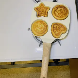 Non-stick egg frying pan, 4-hole Heart-Shaped Pancake Pan with Wooden Handle,Granite-Style Breakfast Skillet, Small Nonstick Pan for Eggs, Omelets, Toast, Pancakes & Crepes, Easy-Clean Multifunctional Kitchen Gadget, Compact Birthday Gift Idea pan