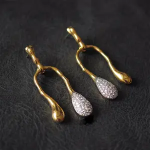 Rarely-seen design of court-style gold-plated drop earrings with ear clips without ear holes, high-quality workmanship.