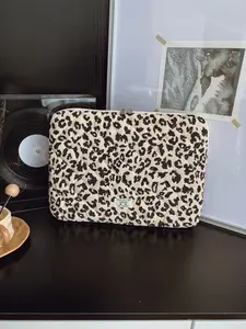 Retro fashion practical and versatile leopard print handbag, multi size design, exquisite and casual minimalist storage bag, versatile in use, can accommodate cosmetics, data cables, suitable for commuting and dating, Zipper Purse