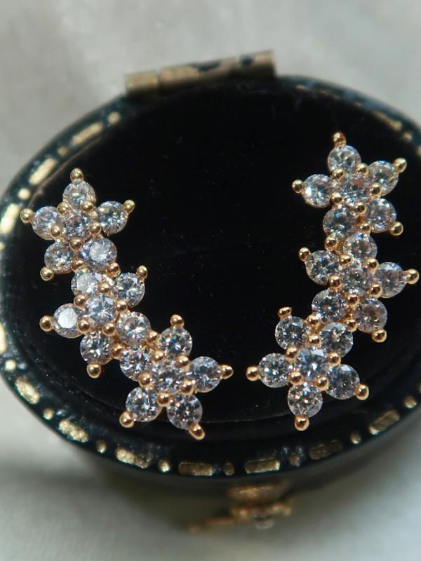 Women's 16 Gauge Cartilage Earrings Stud 3 Flower Cubic Zirconia Design, Hypoallergenic Stainless Steel Dainty Sparkly Daith Conch Tragus Helix Piercing Jewelry for Daily Wear & Party Ear Studs