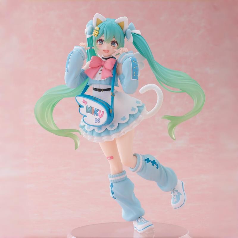 18cm Hatsune Miku Fashion Series Preppy/Fancy/Country PVC Anime Figure Official Figurine Collectible Model Table Ornament Fan Collection Holiday & Birthday Gifts
