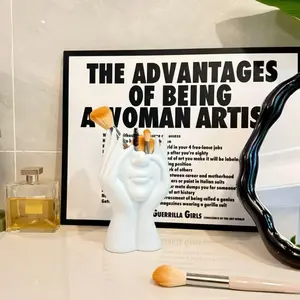 Creative Human Body Art Makeup Brush Caddy & Desktop Stationery Organizer Nordic Style Decorative Storage Rack Premium Plastic Multi-functional Design