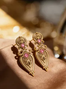 A pair of stylish vintage-style teardrop metal earrings, suitable for daily wear, vacation dates, and other occasions, and also a delightful and exquisite little gift.
