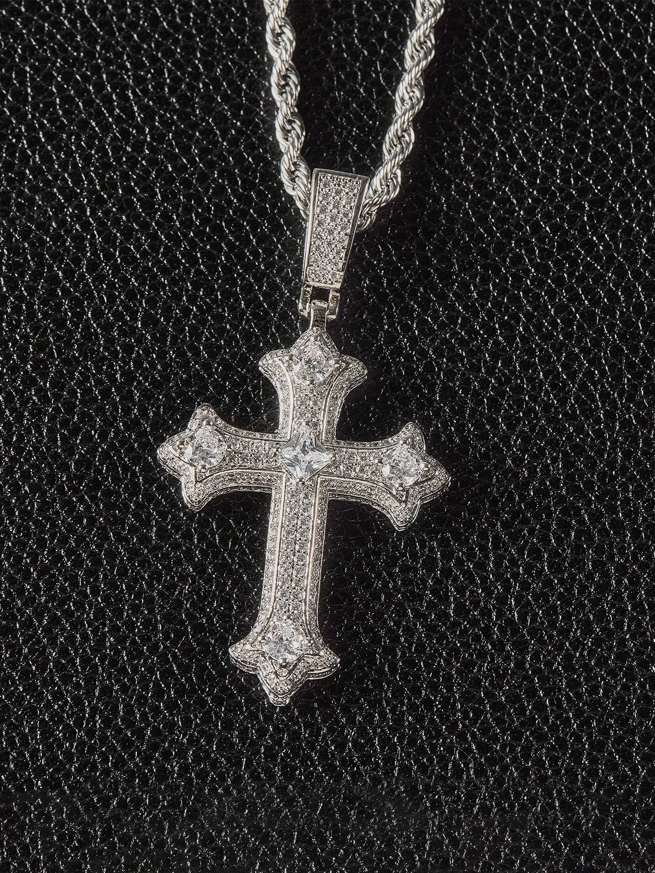 Pointed Hip-Hop Cross Pendant Necklace, Cross Chain Design, Unisex Streetwear Jewelry, Punk Style Accessory, Perfect Gift for Music Lovers, Cross Necklaces