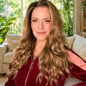 Watered Souls C1316909K Maureen.  Sandy Blonde 22" loose water wave synthetic wig 13x4 Lace front, 120 density, Scandinavian hairlne Heat Tolerance 350. She comes with a free wig cap and gift