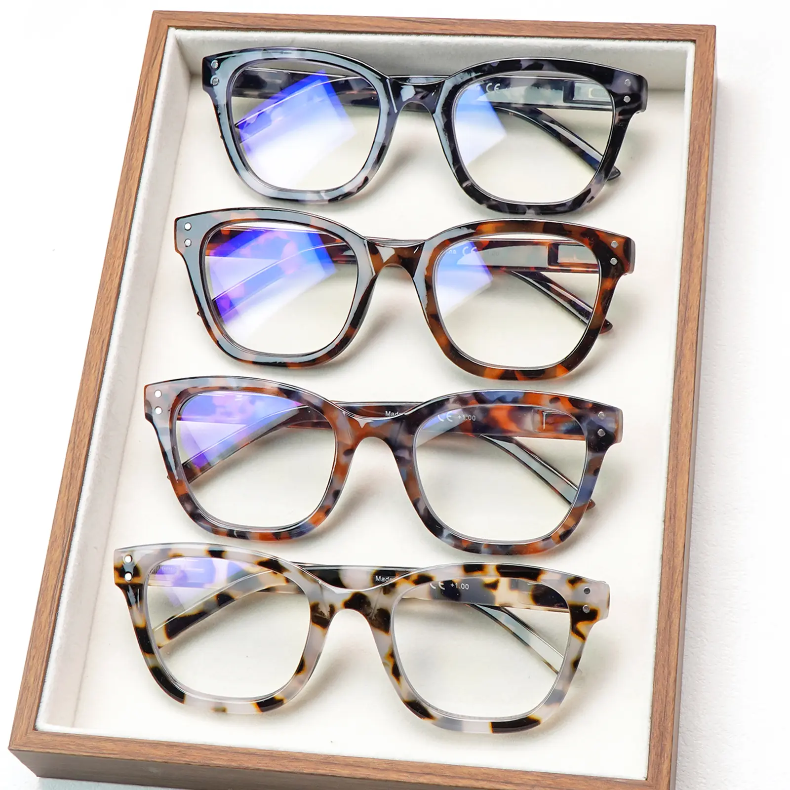 4-Piece Set Of Elegant And Classic Anti-Blue Light Reading Glasses Featuring Stylish Retro-Print Frames And Durable Lenses. A Fashionable Accessory That Exudes Charm, Perfect For Everyday Wear And a Variety Of Casual Occasions