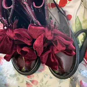 Cat & Jack Toddler Girls' Estes Shimmer Combat Boots - Burgundy Faux Patent Leather with Decorative Bows & Side Zipper