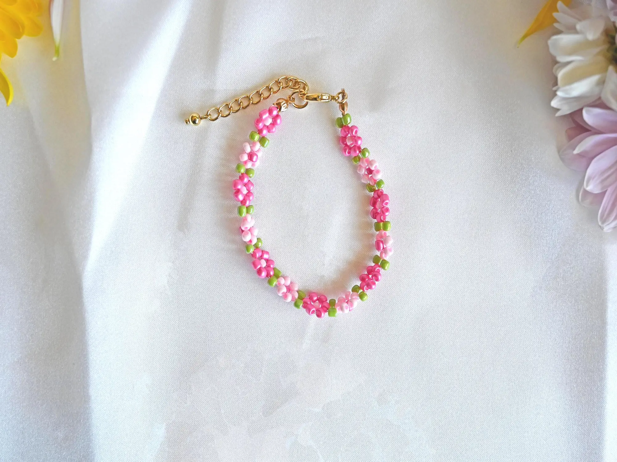 Pink Beaded Flower Bracelet Dainty Daisy Glass Seed Bead Jewelry Matching Friendship Bracelet Floral Summer Coquette Gift for Her 6.5 Inches with 2 Inch Extender Chain