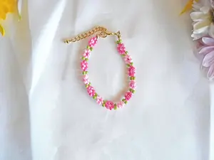 Pink Beaded Flower Bracelet Dainty Daisy Glass Seed Bead Jewelry Matching Friendship Bracelet Floral Summer Coquette Gift for Her 6.5 Inches with 2 Inch Extender Chain