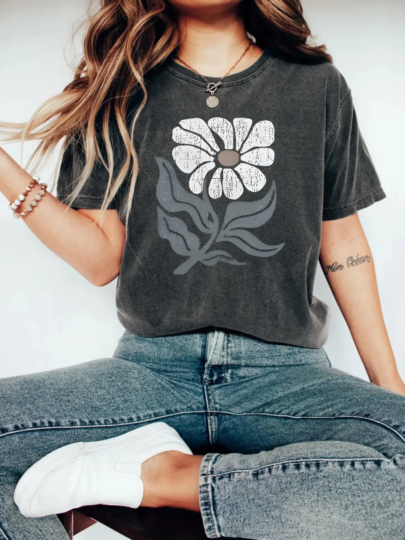 2026 Trending Charcoal Oversized Tee Streetwear - Women's Casual "Vintage Daisy" Boho Minimalist Top, Breathable Soft Fabric Ideal for Park Days & Coffee Runs, Must-Have for Boho & Minimalist Style Enthusiasts