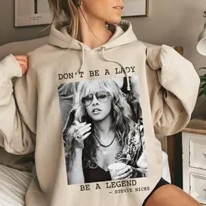 Stevie Nicks Hoodie, Don’t Be a Lady Be a Legend Sweatshirt, Vintage Rock Graphic Top, 70s Retro Music Lover Pullover, Boho Cozy Gift
