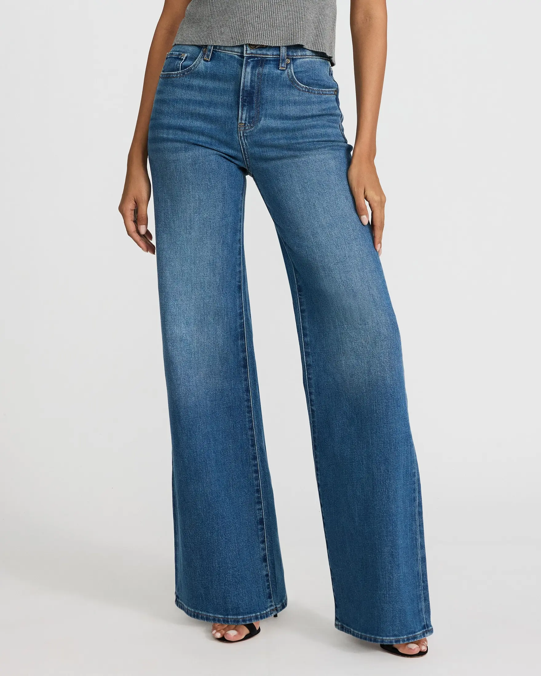 Express Women's Retro High Waisted Relaxed Flare Jeans, Medium Wash Stretch Cotton Denim with Traditional 5-Pocket Styling, Bottom, Pants