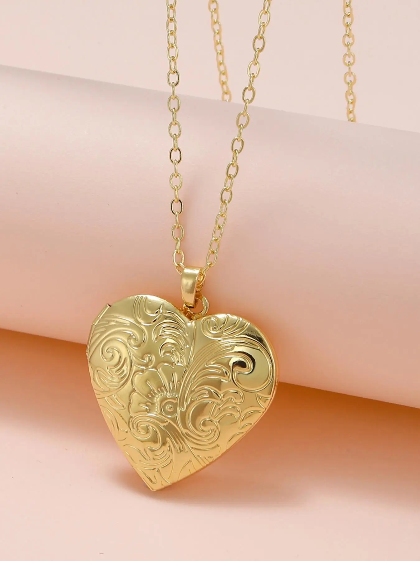Mother's Day Gift Heart Shaped Pendant Necklace, Vintage Flower Pattern Locket Necklace for Women & Men, Fashion Jewelry for Party, Daily Decor, Love Heart Necklace, Hearts Pendant Necklace, Chain Heart Pendant