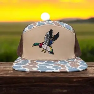 Mallard Duck Hunting Trucker Hat Landing Duck Camo Mesh Snapback Embroidered Waterfowl Cap Adjustable Outdoor Hunting Hat Gift for Duck Hunters Men Women Durable Stylish Camo Hunting Accessories