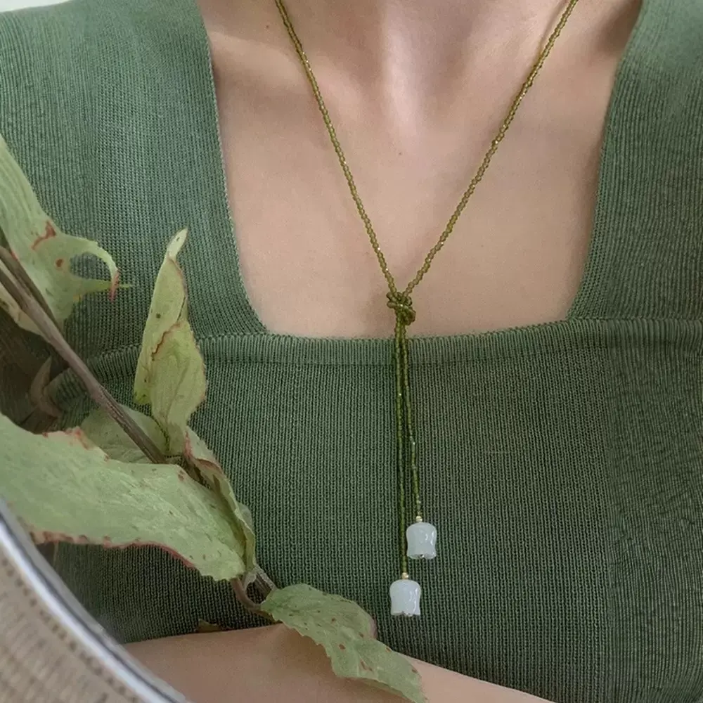 Female Coquette Cottagecore Jade Green Double-Layer Lily of the Valley Choker - Dainty Seed Beads Y-Shaped Costume Necklace, 74.5cm Adjustable Length, 1.1x0.9cm White Bell Flower Pendant, Plated Metal, 5.8g Lightweight Daily Wear Jewelry, Beaded Necklaces