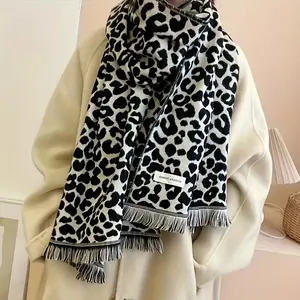 Women's Retro Leopard Print Scarf Shawl - Black and White Double-Sided Animal Print Warm Winter Neck Scarf, Soft Thick Comfortable Not Easy to Stretch, Machine Washable Thickened Warm Long Style, Suitable for Casual and Formal Outfits