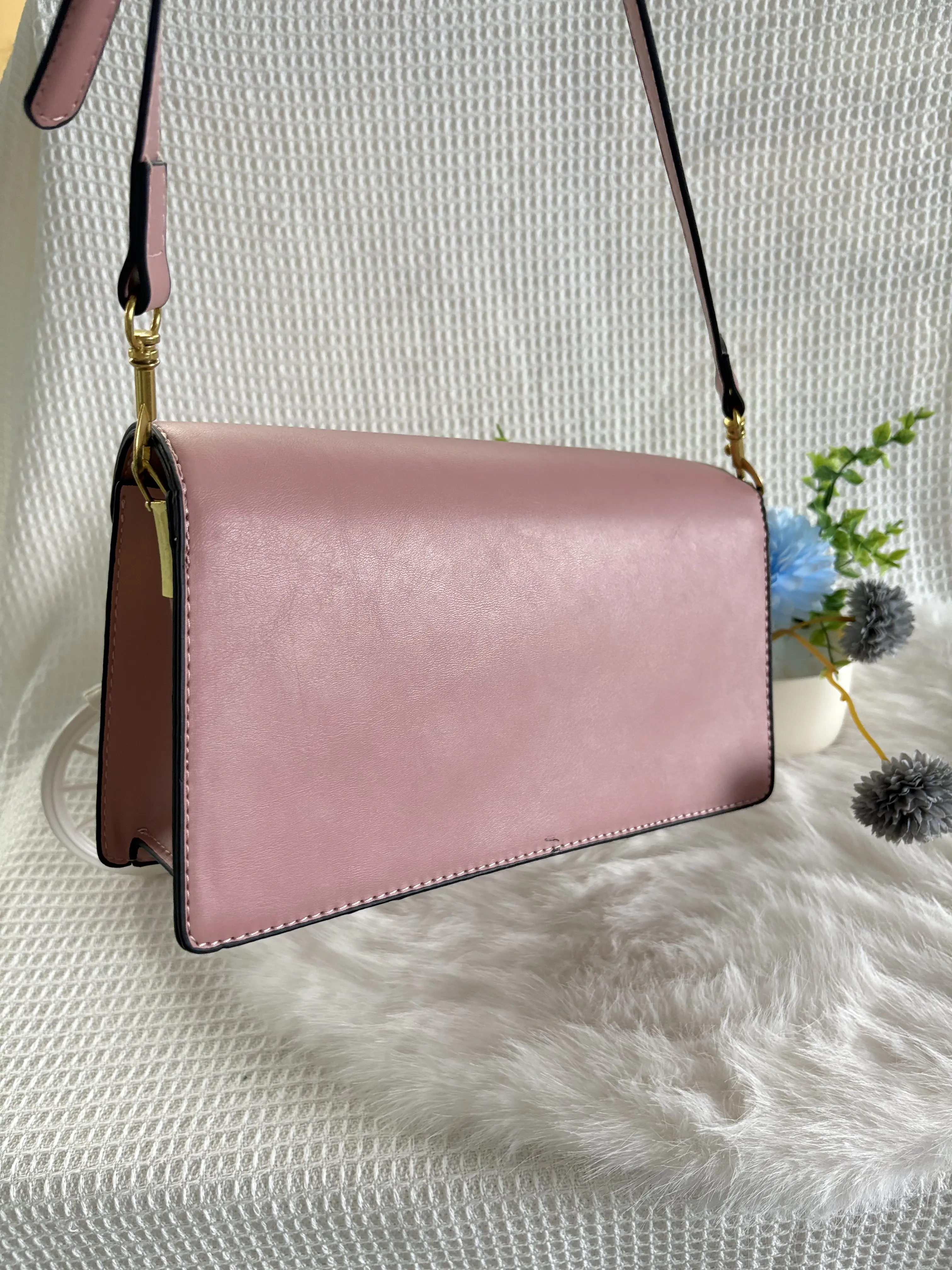 Elegant Pink Crossbody Bag with Gold Hardware and Adjustable Strap for Everyday Use