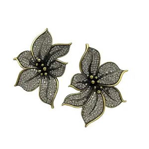 Daphne Earring in black
