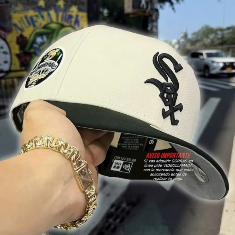 NEW ERA Chicago White Sox 9FORTY Snapback Cap – Premium White & Black Baseball Hat with Embroidered Team Logo and Exclusive Side Patch.