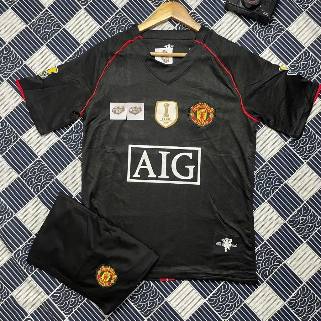 Black Retro Manchester United Club Kit