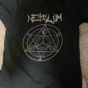 Netslumco Top - Black T-Shirt with Unique Symbolic Design for All - Shirts