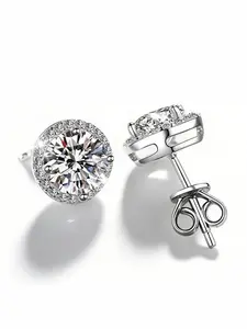 A pair of 0.5 carat / 1 carat / 2 carat / 3 carat moissanite four-pronged round moissanite earrings. Fashionable and hypoallergenic earrings. S925 silver. Suitable for daily use and as gifts for Mother's Day, Valentine's Day or birthdays.