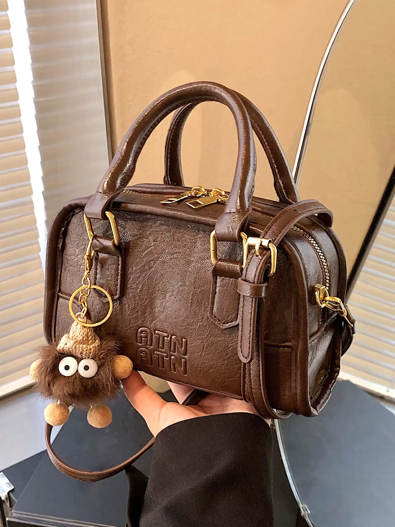 Niche design simple retro style Boston Chic Vintage Handbag, old texture with fur ball pendant, single shoulder handbag crossbody multi-purpose small bag, suitable for daily travel, Crossbody shoulder purse