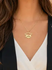 2026 Graduation Necklace for Women Men, Gold Stainless Steel Graduation Cap Pendant Necklace with Inspirational Encouragement Card, Class of 2026 Graduation Gift Jewelry for Daughter Son Student Graduate