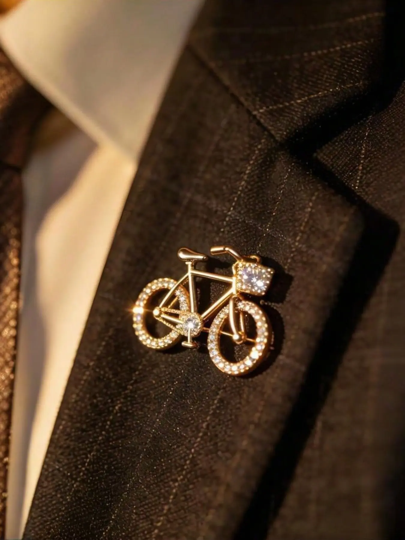 Fashion Creative Versatile Vintage Bicycle Sparkling Exquisite Brooch Alloy Embellished with Rhinestones, Unique Glamour Outerwear Lapel Pin, Small Clothing Accessory Decor Pins